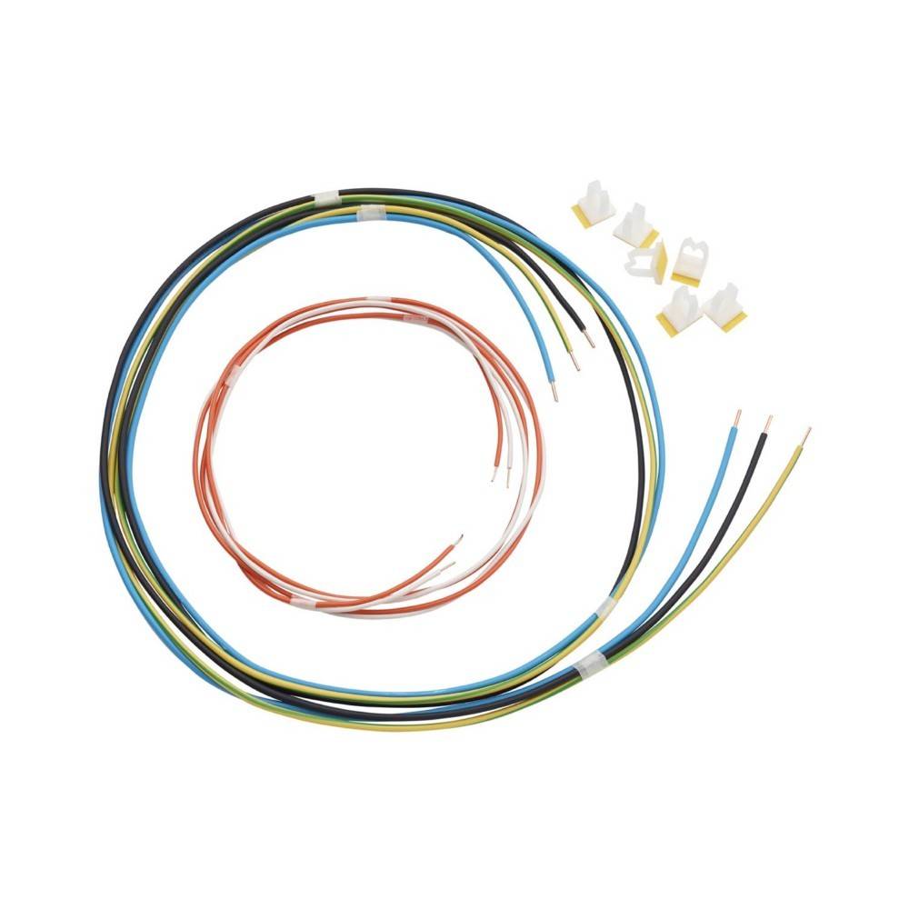 Farbige Drähte und Stecker, die in einem Kreis angeordnet sind und für elektrische Installationen oder Aufbauten verwendet werden, einschließlich roter, blauer und gelber Drähte.