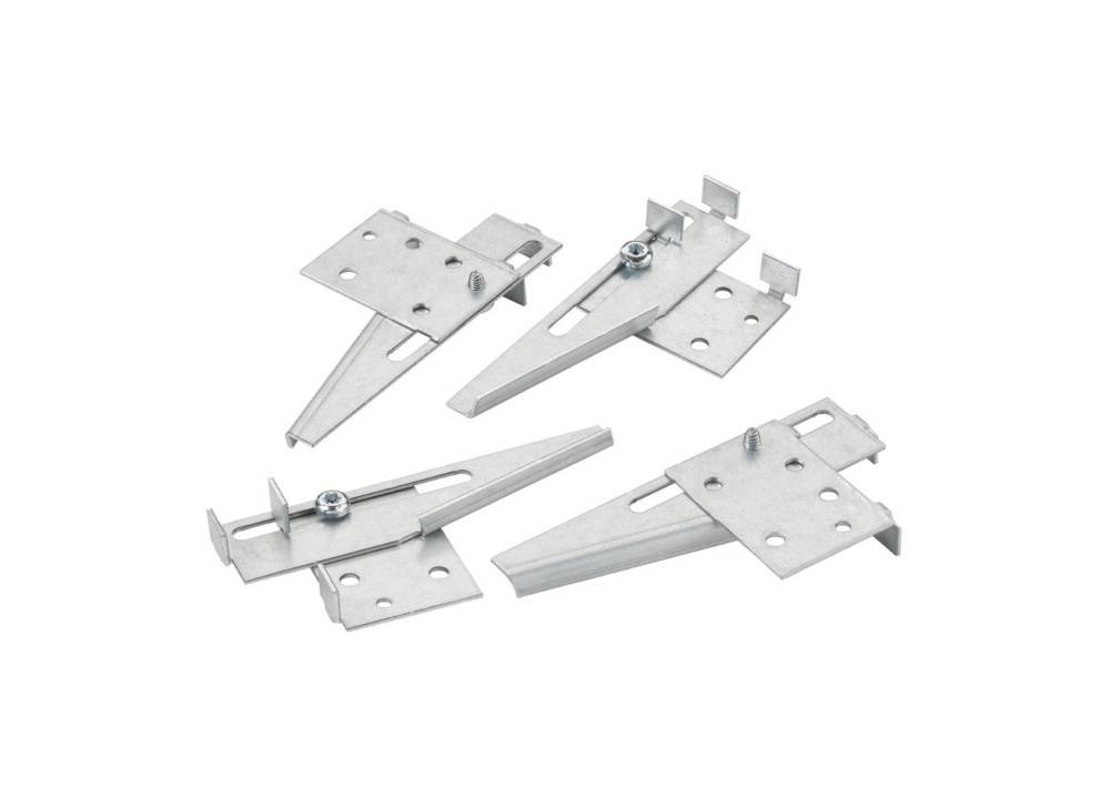 Vier silberfarbene Metallhalterungen mit Schrauben, die zum Befestigen von Paneelen oder Rahmen konzipiert sind, auf weißem Hintergrund angezeigt.