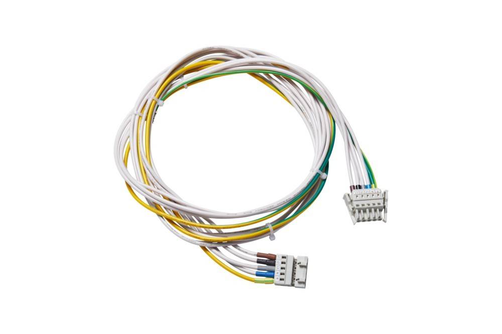 Ein Bündel farbiger Elektrokabel mit Steckern an jedem Ende, das zum Verbinden von elektronischen Komponenten oder Geräten verwendet wird.