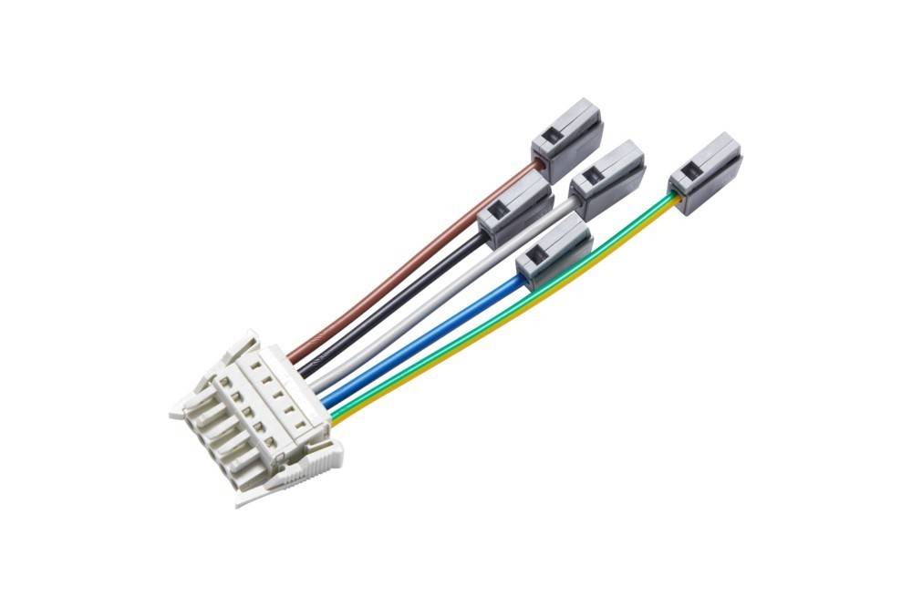 Ein weißer Stromverbinder mit fünf farbigen Drähten: braun, rot, blau, gelb und grün, von denen jeder in grauen Kunststoffsteckern endet.
