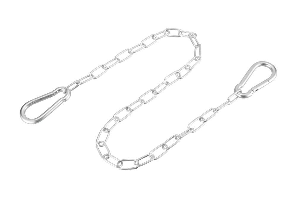 Eine silberne Kette mit länglichen, verbundenen Gliedern auf weißem Hintergrund.