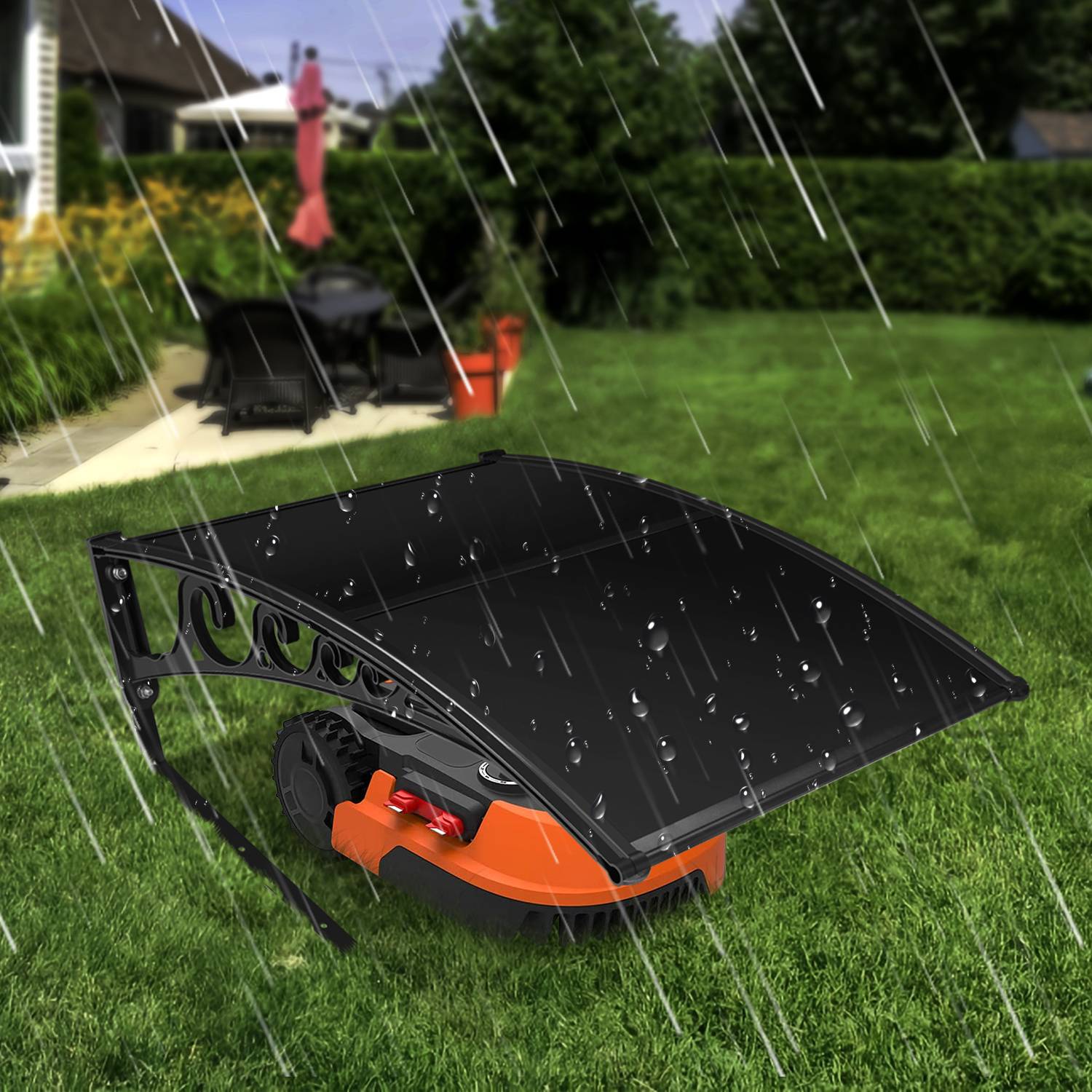 Ein Roboter-Rasenmäher mit einem Solarpanel-Dach betreibt eine Graspflanzenfläche bei Regen, mit einem Terrassenbereich im Hintergrund.