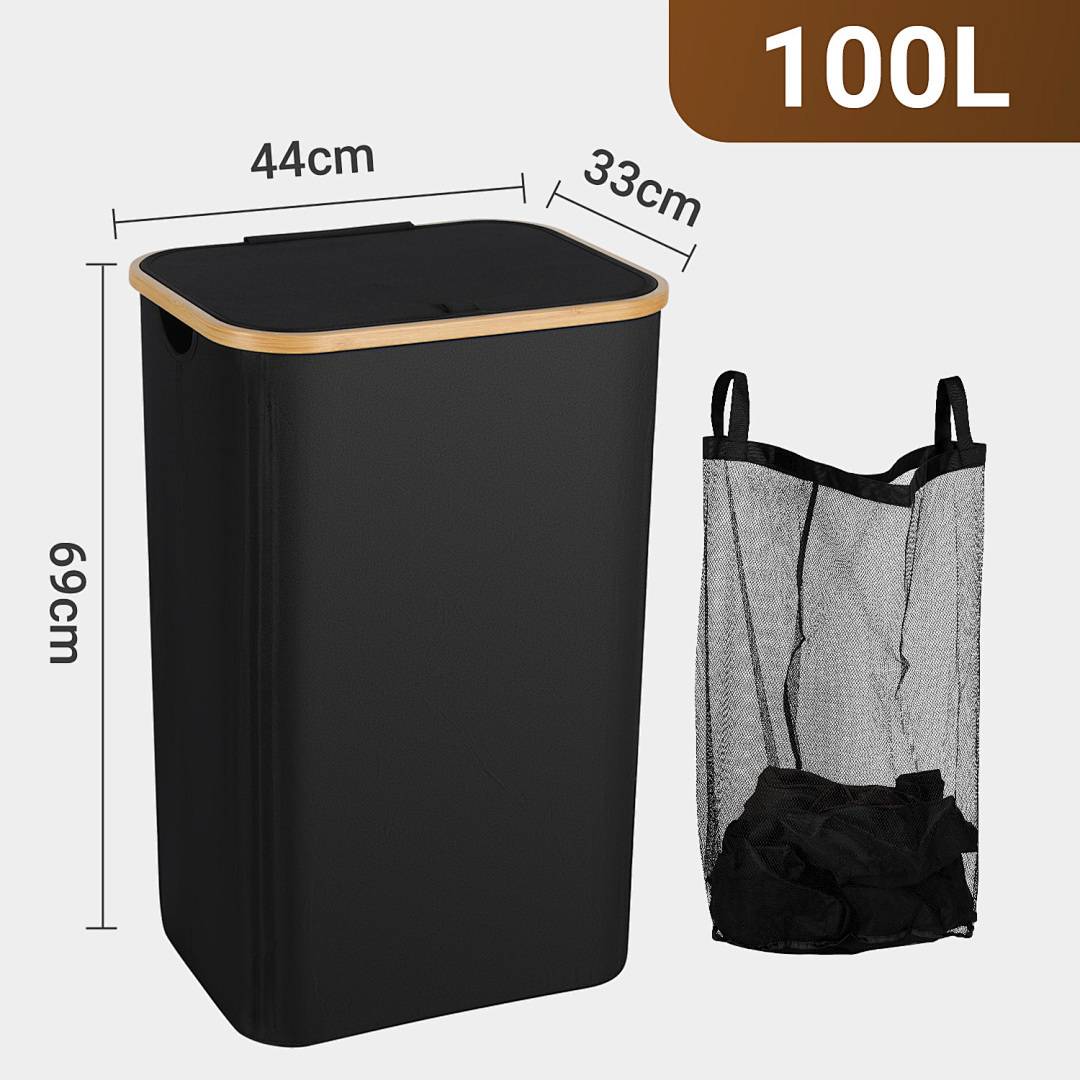 Schwarzer 100-Liter-Mülleimer mit Abmessungen: 69 cm hoch, 44 cm breit und 33 cm tief, dargestellt neben einem schwarzen Netzmüllbeutel.
