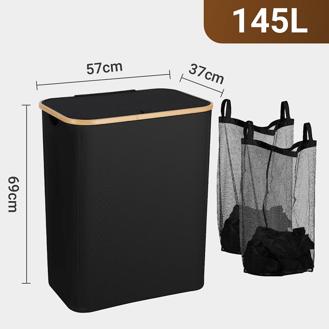 Großer schwarzer Wäschekorb mit Deckel, Maße 69 cm × 57 cm × 37 cm, und ein Netz-Wäschesack gefüllt mit Kleidung. Fassungsvermögen 145 L.