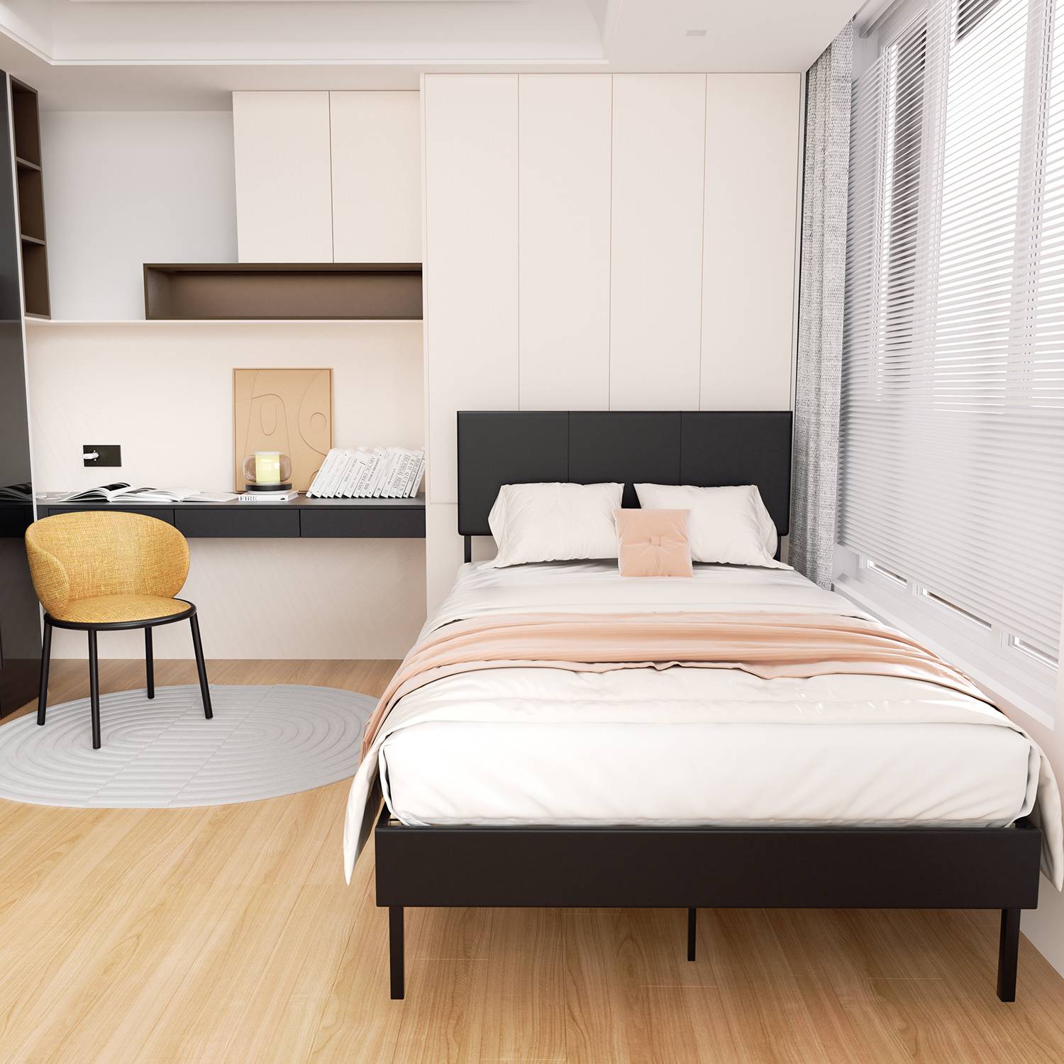 Schlafzimmer mit einem ordentlich gemachten Bett, pfirsichfarbener Decke, schwarzem Kopfteil, Schreibtisch mit Stuhl und großem Fenster mit Jalousien; modernes und minimalistisches Design.