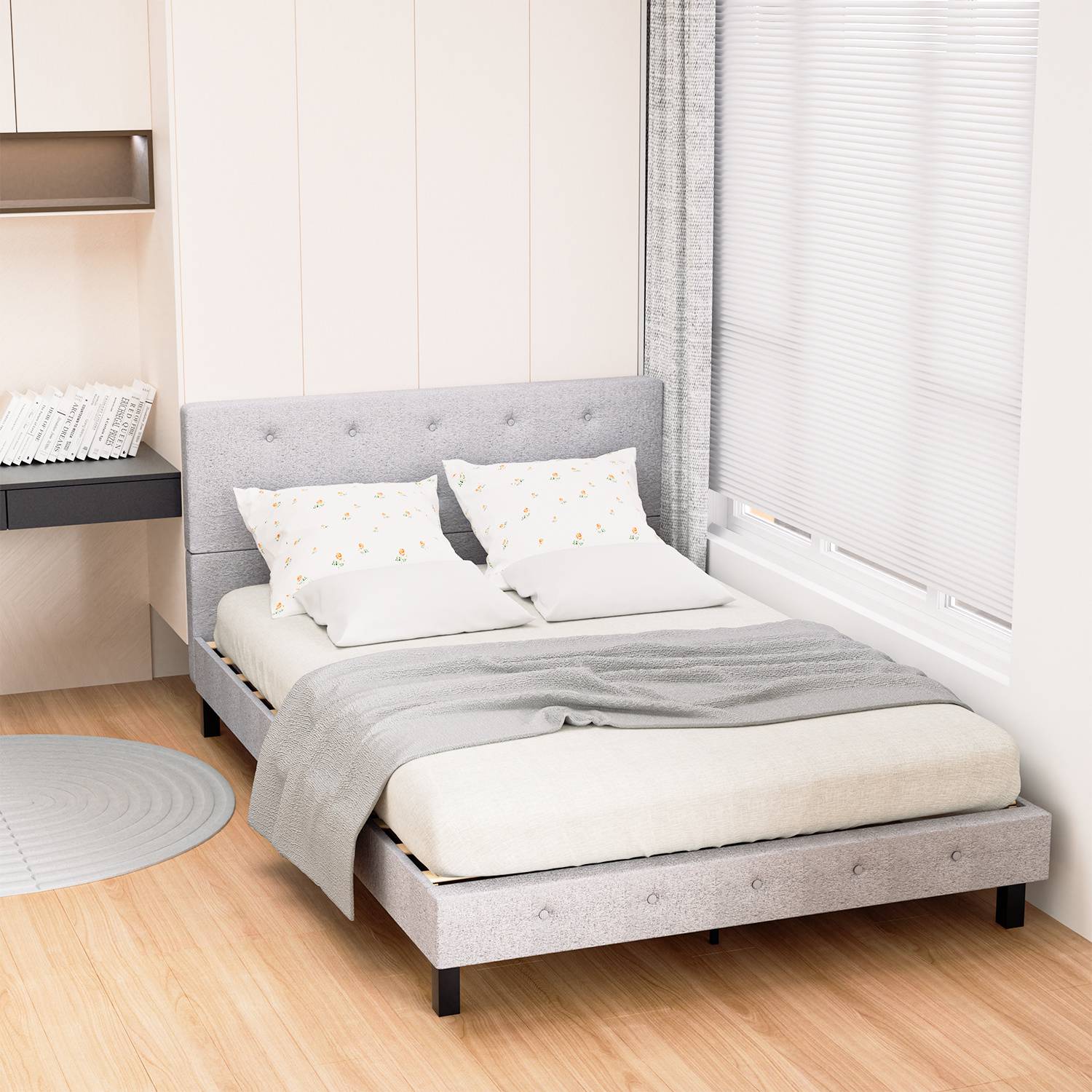 Ein modernes Schlafzimmer mit einem hellgrau gepolsterten Bett, weißer Bettwäsche und einem Holzboden. Ein Fenster mit transparenten Vorhängen lässt natürliches Licht herein.
