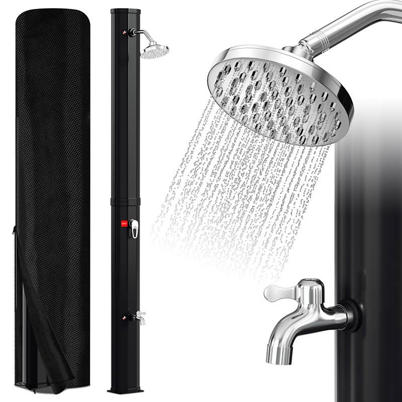 Eine Außen-Solardusche mit einem hohen, schwarzen Paneldesign, ausgestattet mit einem großen Duschkopf, der Wasser abgibt, und einem silbernen Wasserhahn darunter.