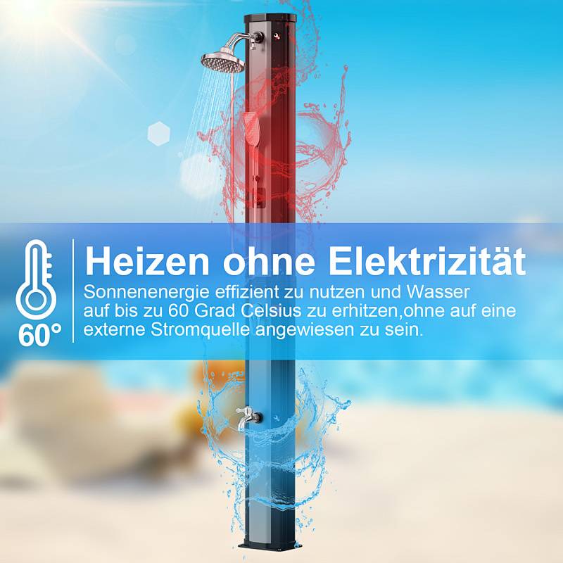 Eine Außendusche mit einem Thermometer, das solares Heizen bis zu 60°C ohne Stromverbrauch veranschaulicht. Strand im Hintergrund.