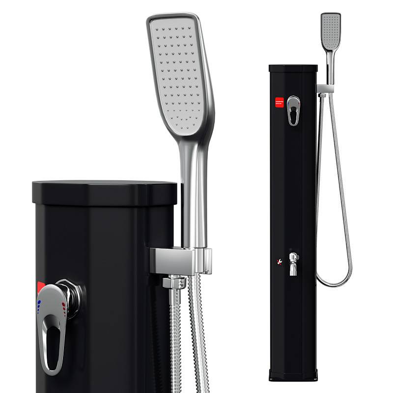 Outdoor-Solardusche mit hoher schwarzer Säule, verstellbarem silbernem Duschkopf und Bediengriff zur Temperaturregelung des Wassers.