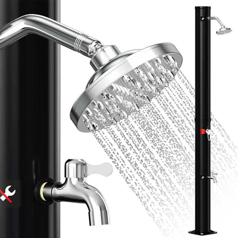 Außendusche mit verstellbarem Duschkopf und Wasserhahn, montiert auf einem schwarzen Pfosten. Wasser sprüht aus dem Duschkopf.