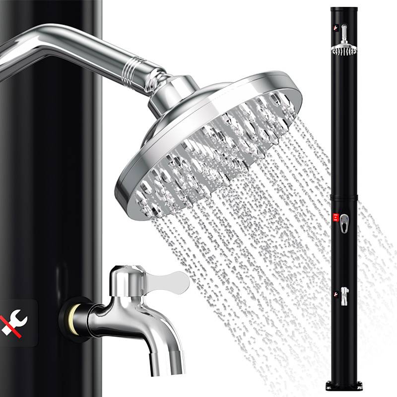 Outdoor-Solardusche mit verstellbarem Duschkopf und Wasserhahn. Schwarzes Säulendesign, geeignet für Gärten oder Pools.
