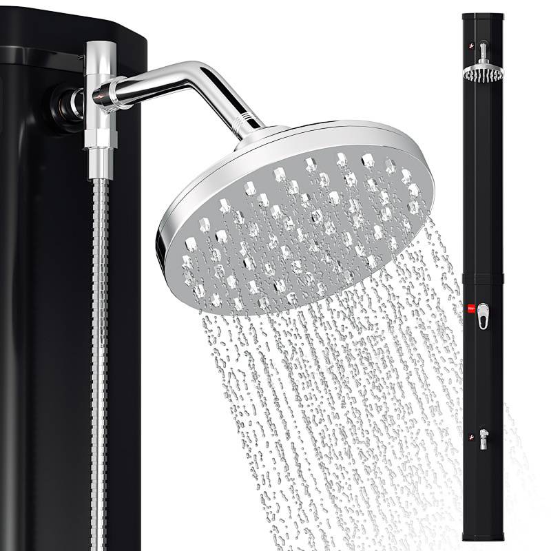 Ein modernes schwarzes Duschpaneel mit rundem Duschkopf, aus dem Wasser austritt, zeigt sowohl eine Nahaufnahme als auch eine Vollansicht des Panels mit Steuerungselementen.