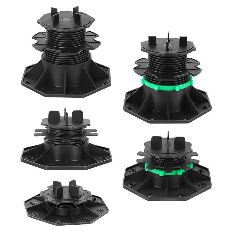 Fünf schwarze verstellbare Sockelstützen für Terrassenbeläge, dargestellt in verschiedenen Höhen und Winkeln. Jede hat eine breite Basis und einen zentralen Schraubmechanismus.