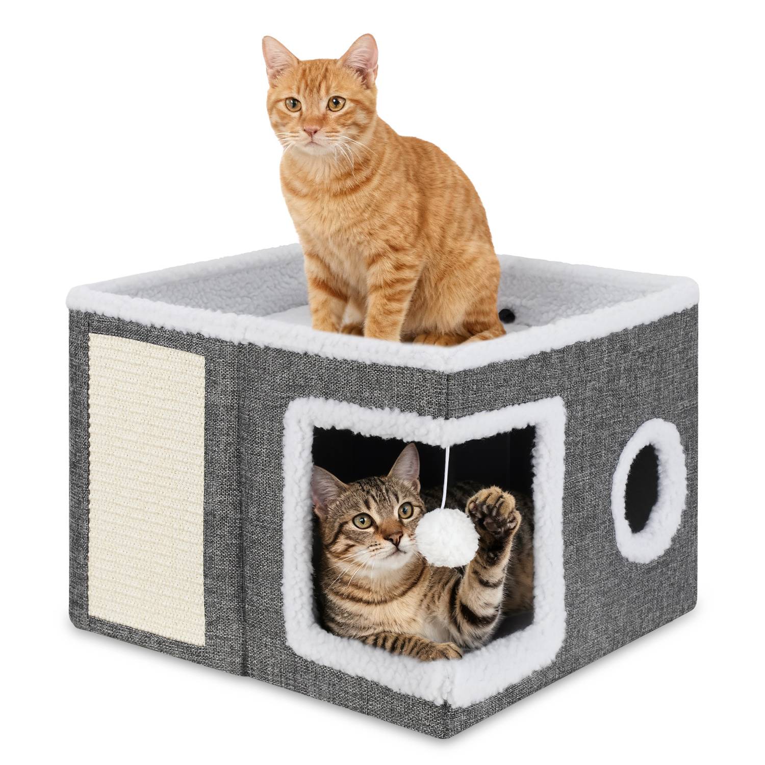 Zwei Katzen auf einem grauen würfelförmigen Katzenhaus mit einer oberen Sitzstange und einer vorderen Öffnung; eine Katze sitzt oben, die andere spielt innen mit einem hängenden Bommel-Spielzeug.