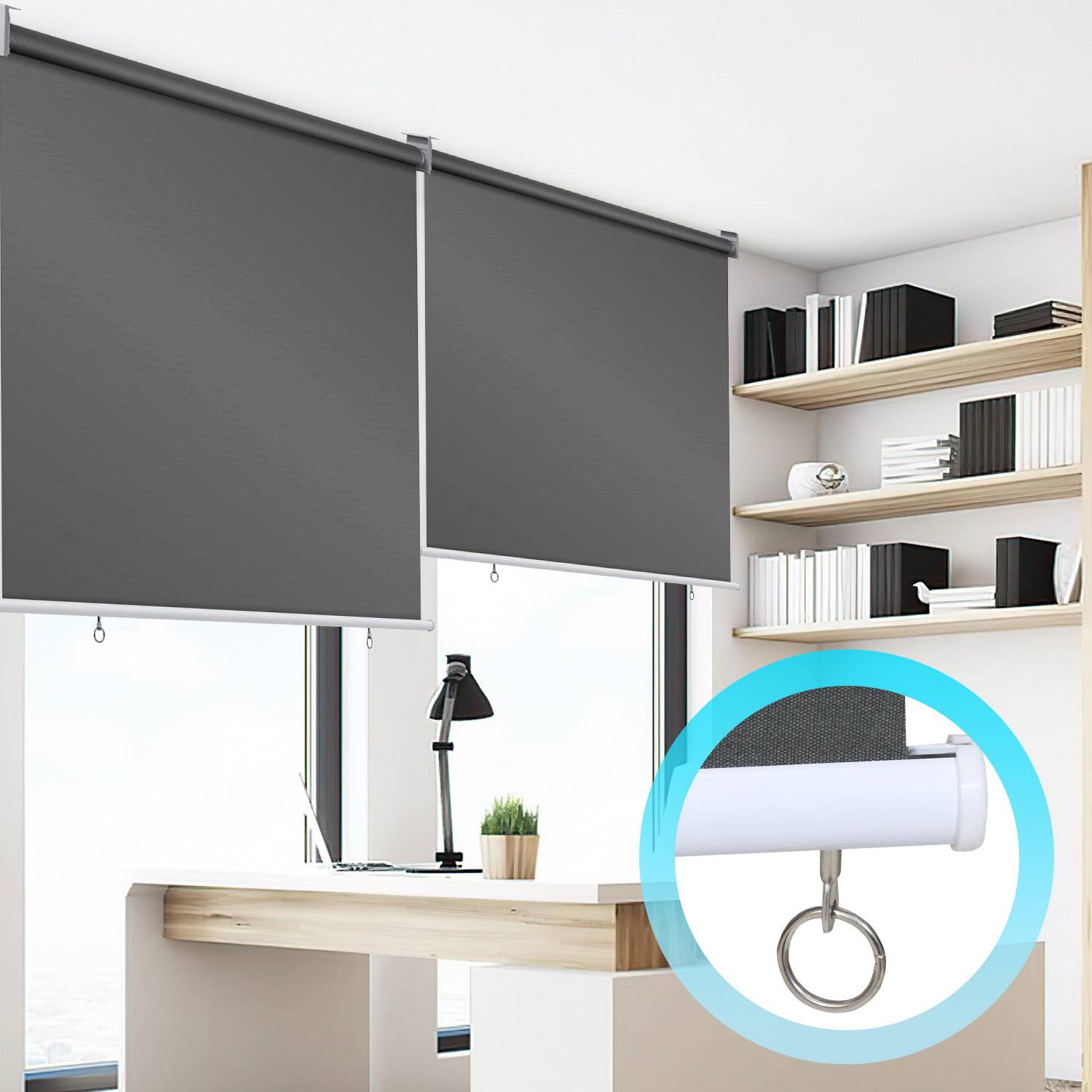 Büro mit großen Fenstern und grauen Rollos, ein Schreibtisch mit einer Pflanze und einer Lampe sowie Regale mit Dekoration. Die Einschub zeigt die Zugkette des Rollos.