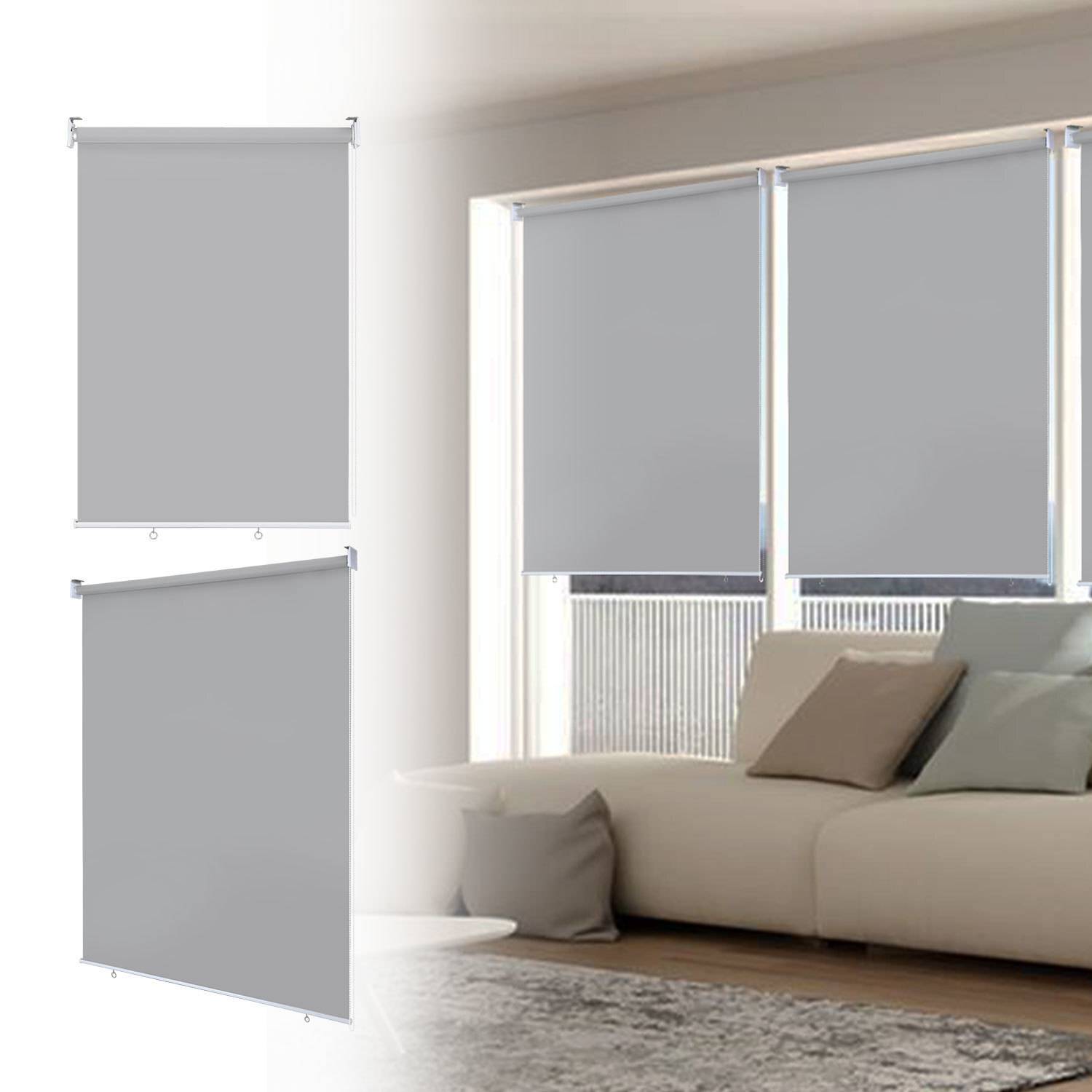 Drei graue Rollos: zwei hängend mit unterschiedlichen Längen; eines über einem Fenster in einem modernen Wohnzimmer mit einem Sofa und Kissen installiert.