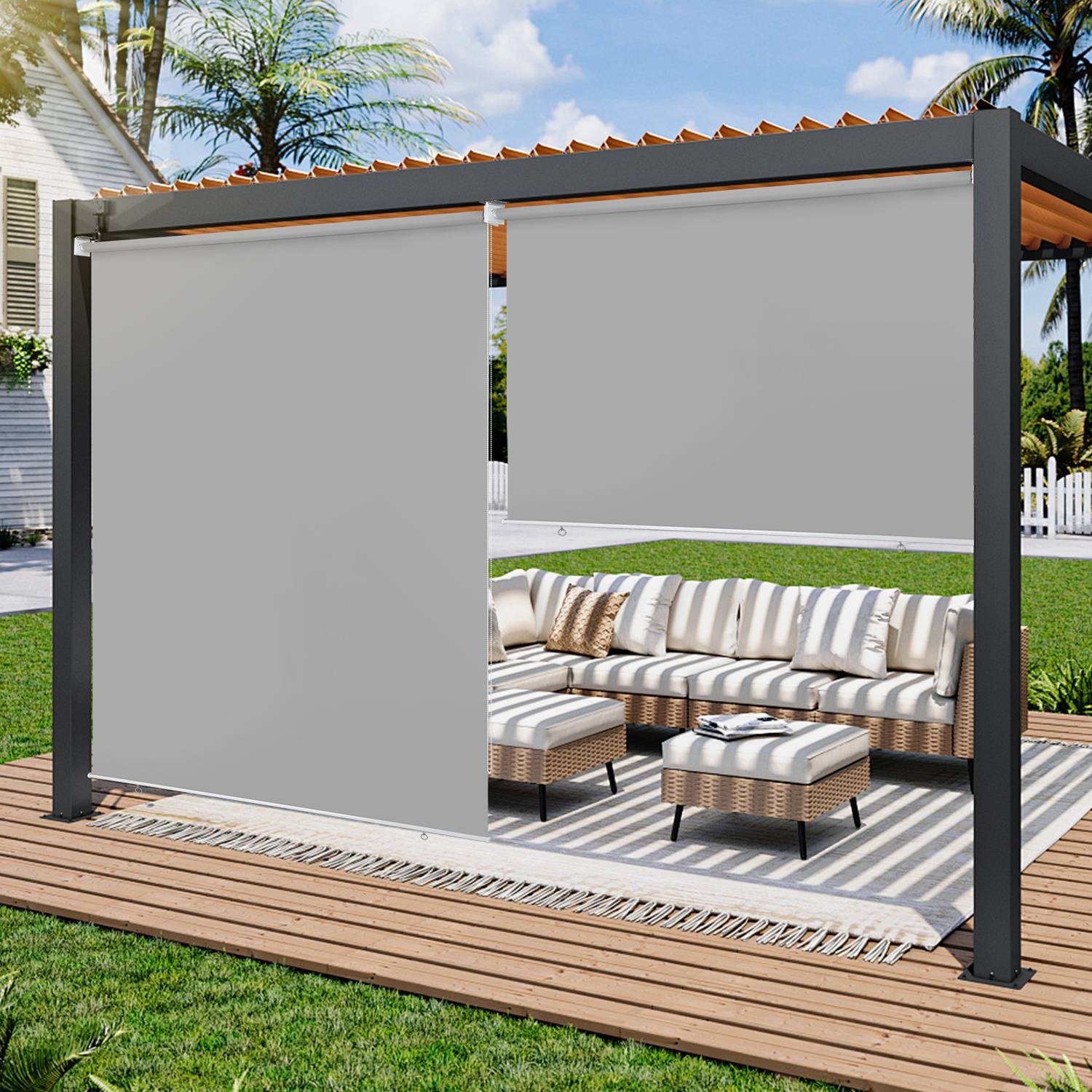 Eine moderne Außenpergola mit grauem Dach und einfahrbaren Seitenschattierungen, mit einem stilvollen Sitzbereich im Korbstil mit Kissen auf einer Holzterrasse.