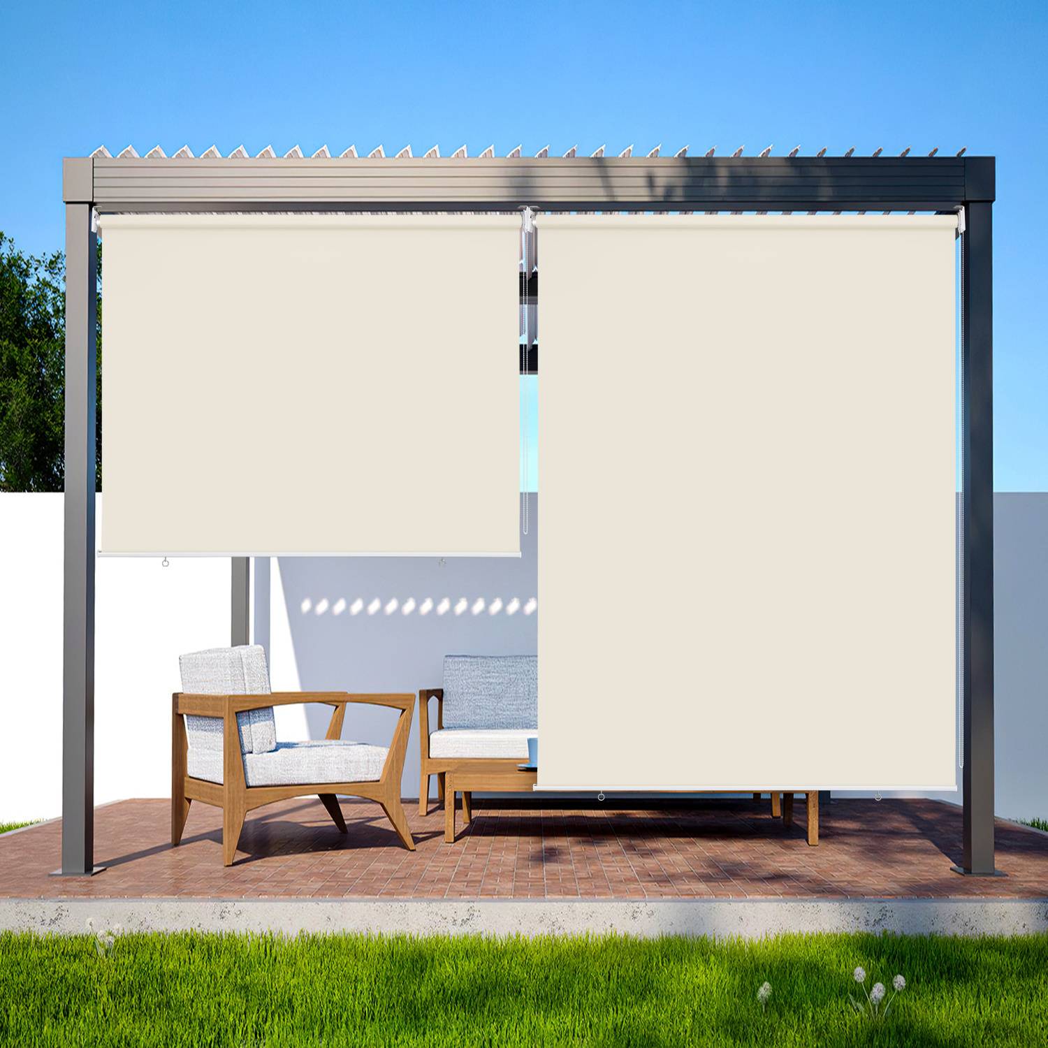 Eine Pergola mit beigen ausfahrbaren Screens spendet Schatten über einer Terrasse mit zwei Korbstühlen und einem kleinen Tisch an einem sonnigen Tag.