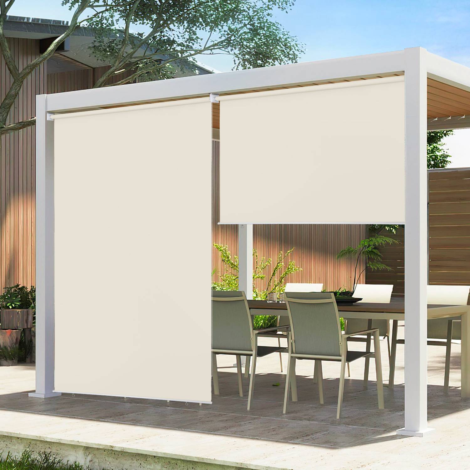 Eine Außenterrasse mit einer modernen Pergola mit ausfahrbaren Sonnenschutzvorrichtungen, unter der ein Esstisch und Stühle auf einer gepflasterten Fläche stehen.