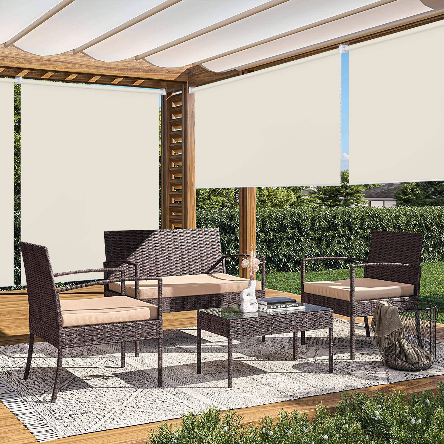 Outdoor-Terrassensatz mit Rattanmöbeln, bestehend aus einem Sofa, zwei Stühlen und einem Tisch mit einer Vase. Umgeben von Grünflächen und Sonnenschirmen.