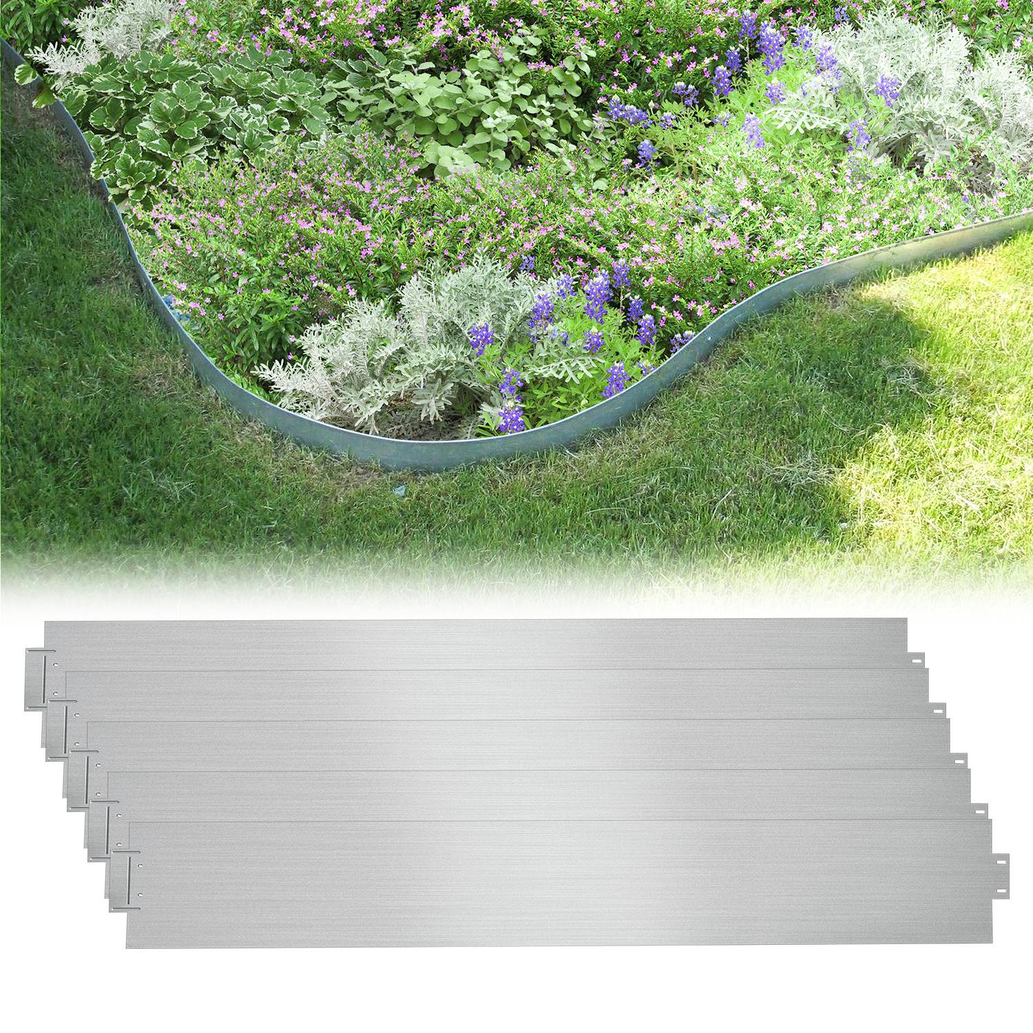 Ein Blumenbeet mit violetten und weißen Blüten, eingefasst von Metallkanten, das eine ordentliche Abgrenzung zwischen Rasen und Gartenbereich zeigt.