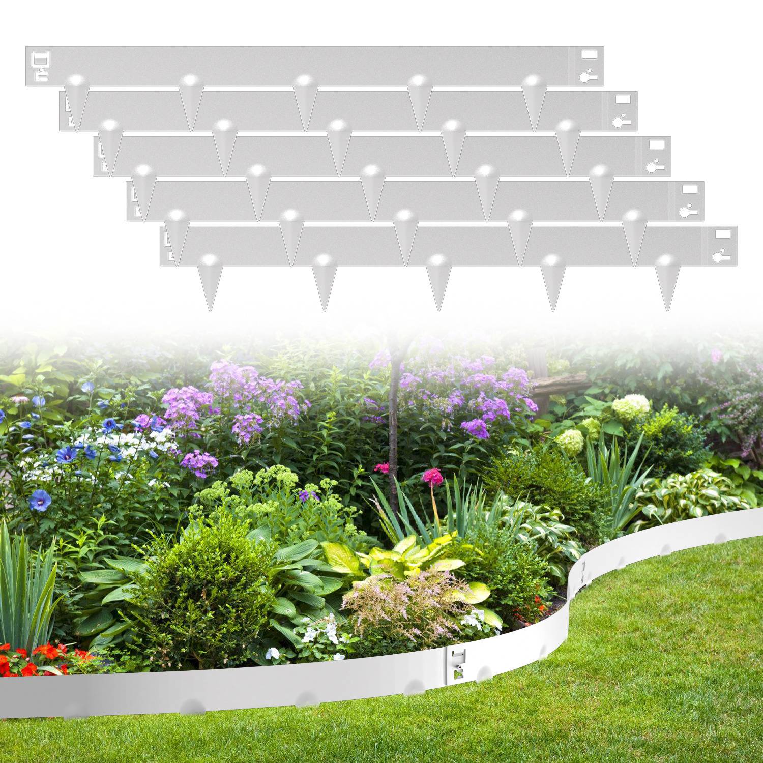 Ein üppiger Garten mit farbenfrohen Blumen und Grünflächen wird von einer eleganten silbernen Metallumrandung begrenzt, die ein ordentliches und klar definiertes Landschaftsdesign zur Geltung bringt.