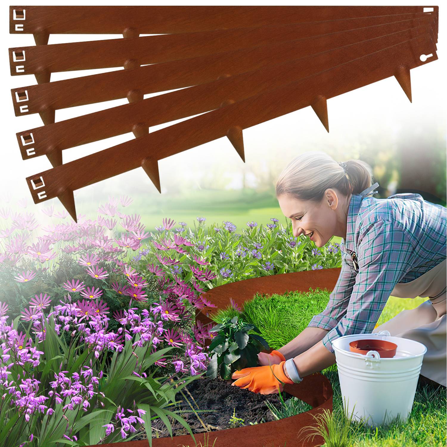 Eine Person in einem karierten Hemd und orangefarbenen Handschuhen pflanzt Blumen in einem Garten. Ein weißer Eimer sitzt in der Nähe. Ein Holzzaun ist im Hintergrund.