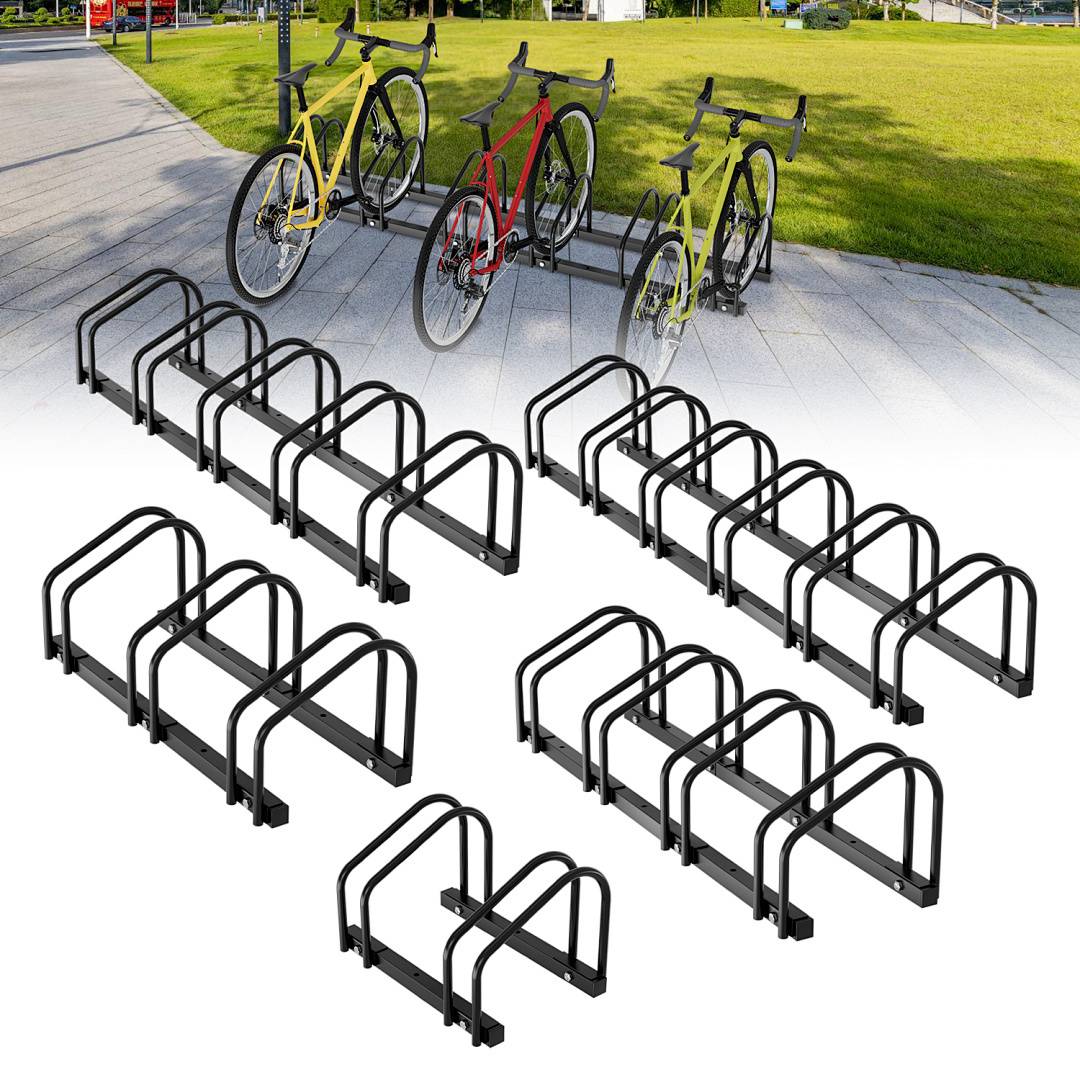 Drei Fahrräder, die in einem schwarzen Metallfahrradständer auf einem gepflasterten Außenbereich geparkt sind; zusätzliche ähnliche Fahrradständer werden darunter gezeigt.