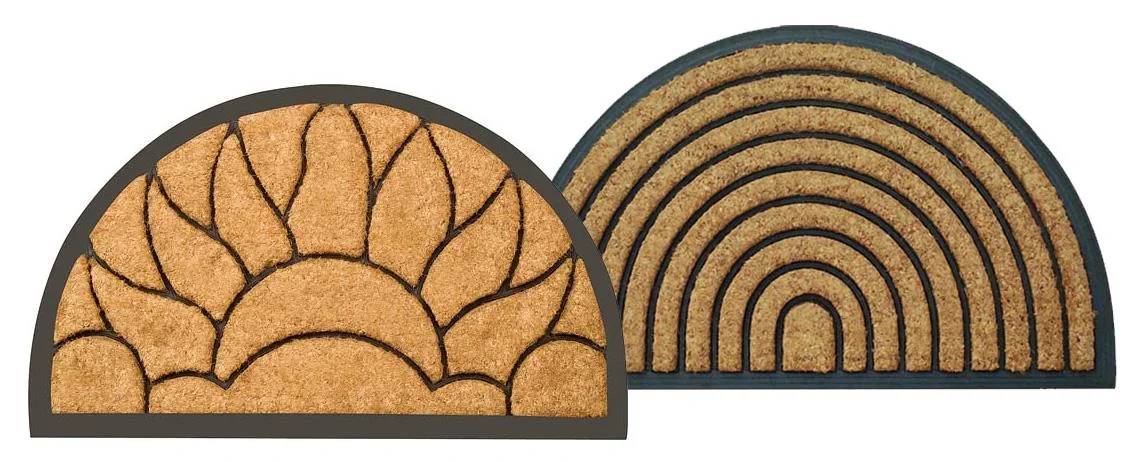 Halbkreisförmige Fußmatten mit verschiedenen Designs: eine mit Blattmustern, die andere mit konzentrischen Bögen, beide aus Kokosfaserstoff.