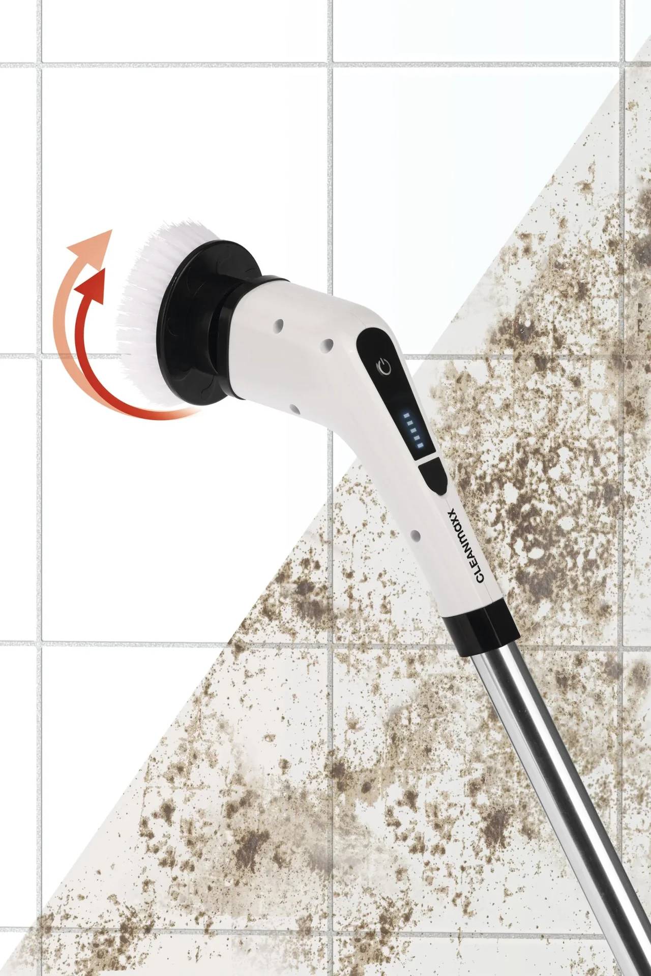 Elektrische Schrubbbürste reinigt schimmelige Wandfliesen mit kreisförmiger Schrubbbewegung. Der Griff zeigt ein Markenlogo und Stromversorgungsindikatoren.
