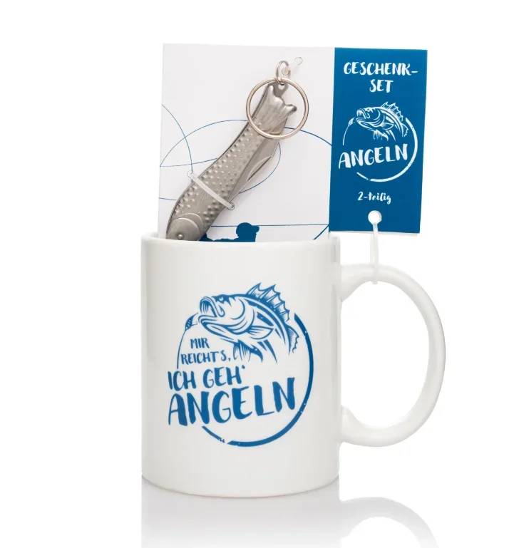 Ein weißer Becher mit blauem Angelmotiv und dem Text „Mir reicht's, ich geh Angeln