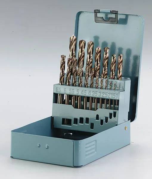 Ein Satz von Metallbohrern in verschiedenen Größen, ordentlich angeordnet in einem blauen offenen Metallkasten mit sichtbaren Größenetiketten.