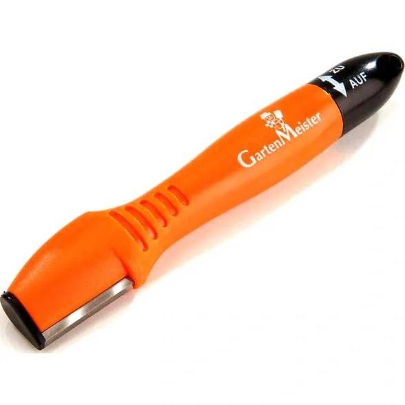 Ein orange-schwarzer GartenMeister-Messerschärfer, entworfen zur Wartung von Gartengeräten, mit elegantem Griff und Messerschutzhülle.