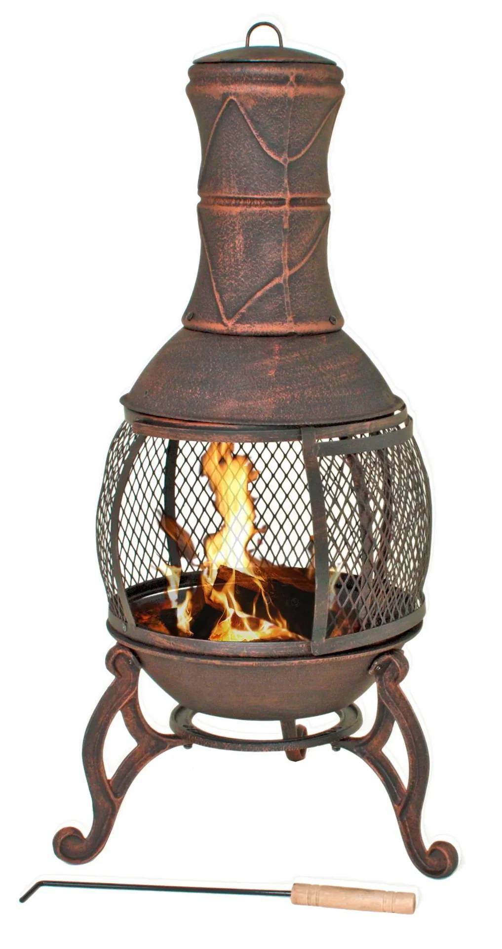 Ein metallischer Kaminofen mit einem Maschensieb, das ein brennendes Feuer im Inneren zeigt, gestützt durch drei Beine, entworfen für Außenheizung.