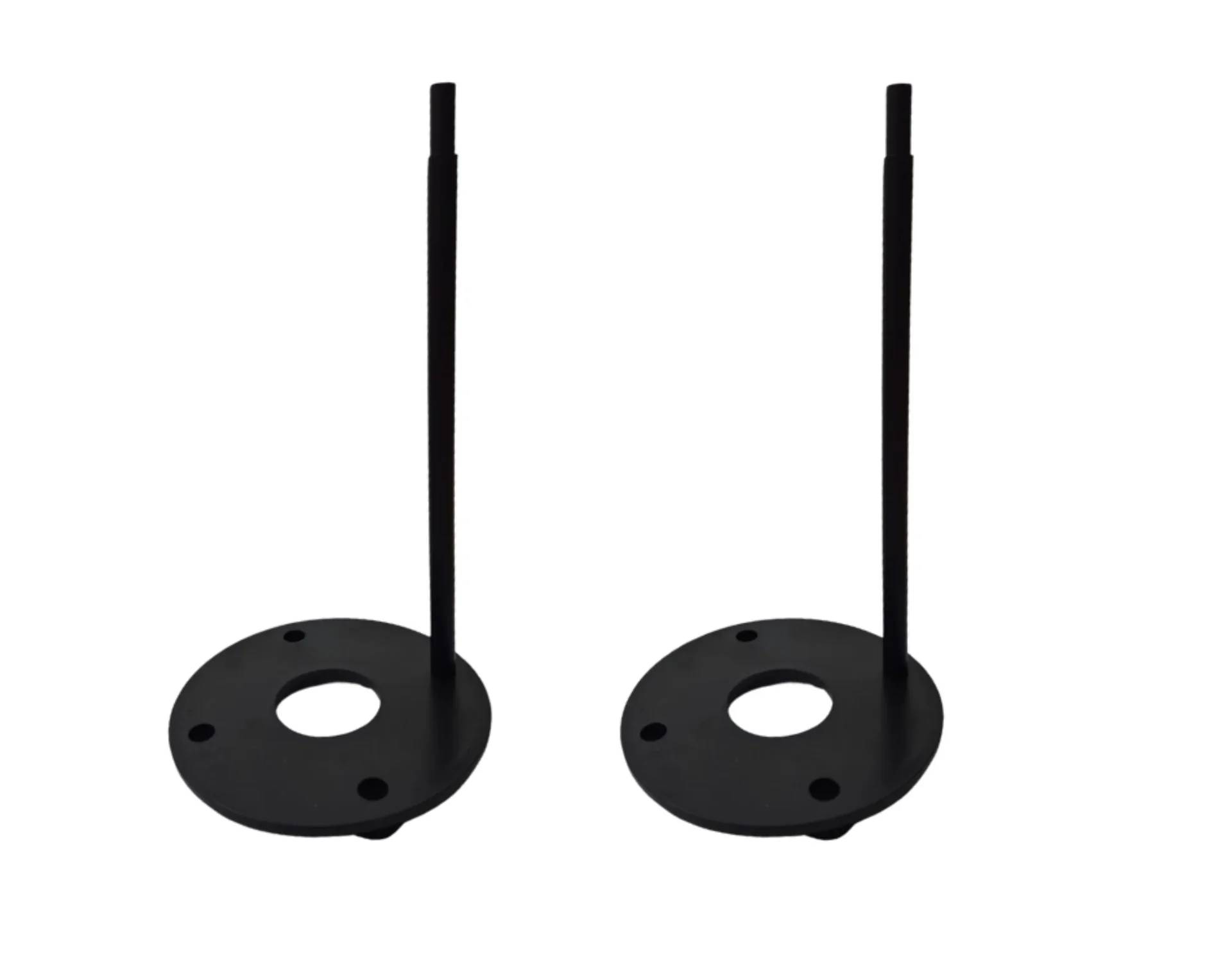 Zwei schwarze kreisförmige Basen mit vertikal angeordneten Stangen, die parallel zueinander positioniert sind, vor einem einfachen Hintergrund.