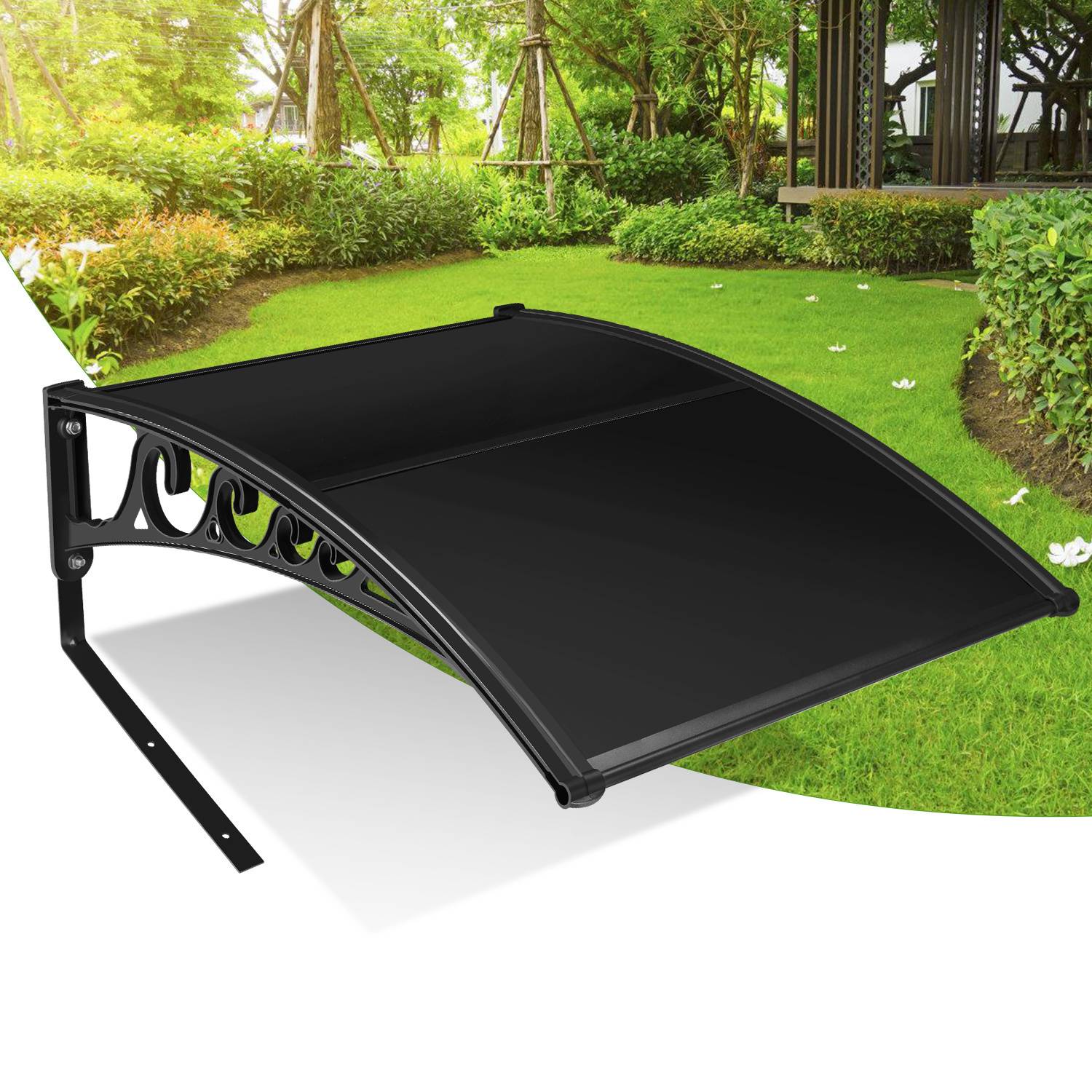 Eine schwarze Markise mit ornamentalen Seitenstützen wird im Freien gezeigt, über einer Tür positioniert, mit einem Hintergrund aus grünem Gras und Bäumen.