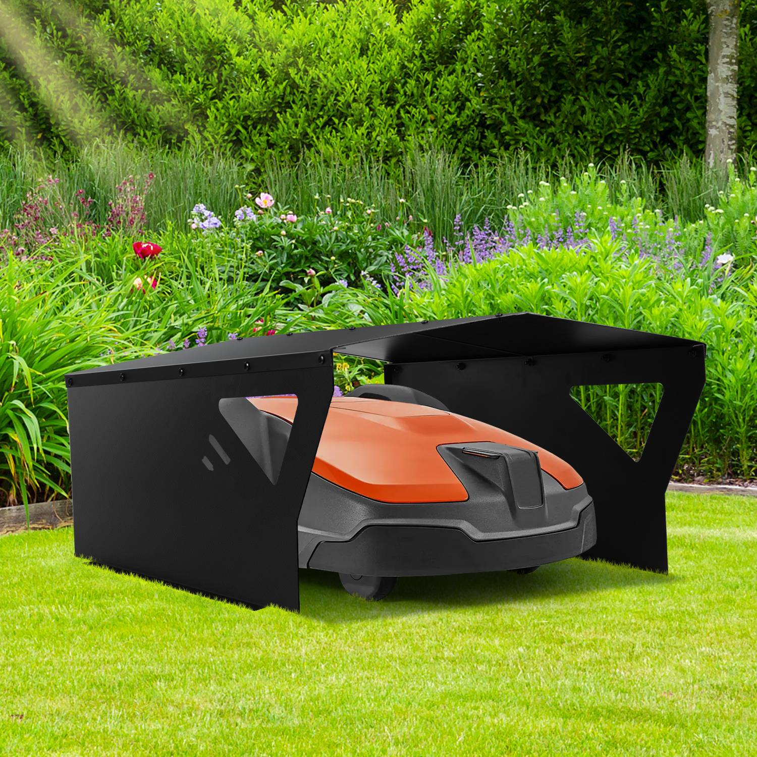 Ein Rasenmäher-Roboter in orange-schwarzer Ausführung ist unter einem kleinen schwarzen Unterstand auf einem grünen Rasen geparkt, umgeben von Blumen und Grünflächen.