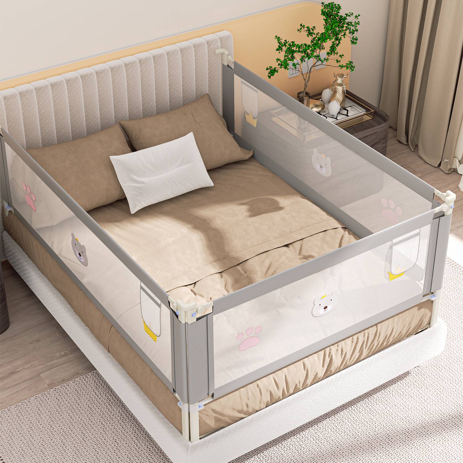 Ein Bett mit beigefarbener Bettwäsche und einem weißen Kopfteil hat Schutzgitter für Kinder mit Tierdesigns an den Seiten.