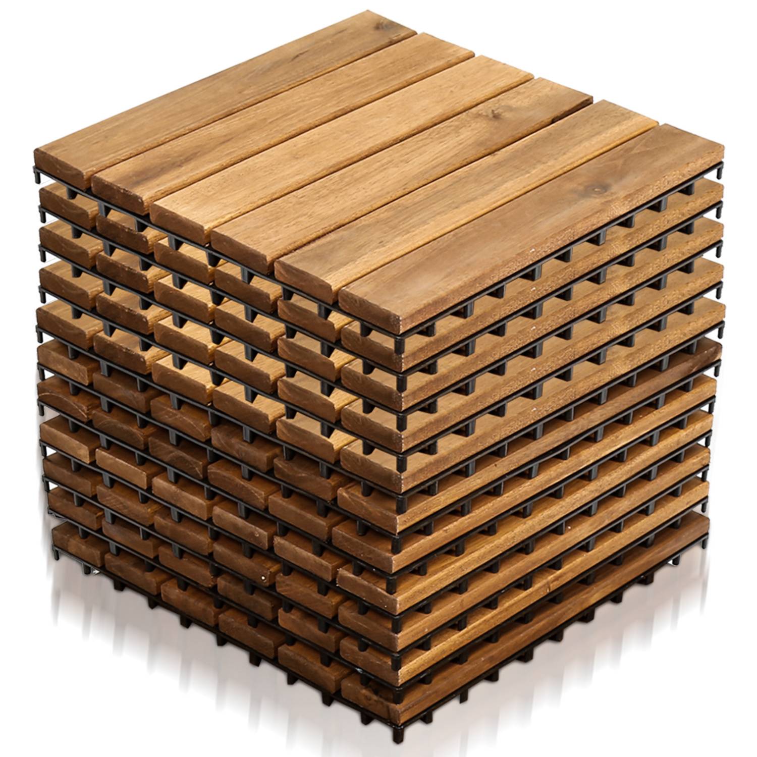 Ein Stapel von Holz-Terrassenplatten, ordentlich in einer stabilen Würfelform angeordnet, wobei ihr Verzahnungsdesign und die natürliche Holzoberfläche hervorgehoben werden.