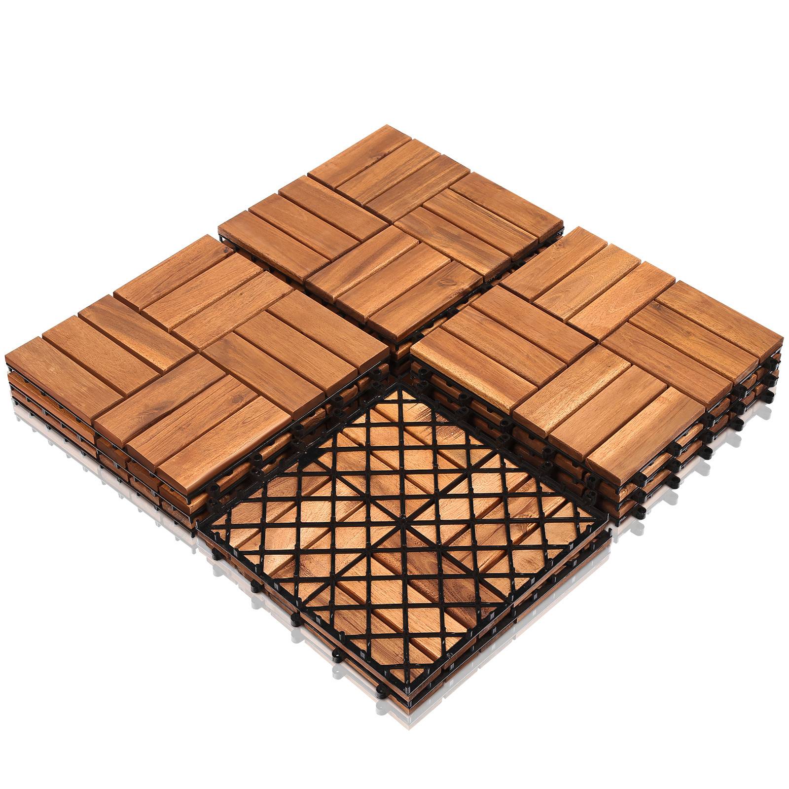 Vier ineinander greifende Holzfliesen für die Terrasse, drei mit sichtbarem Holzmuster und eine umgedreht, um die schwarze Kunststoffgitterseite zu zeigen, in einem Quadrat angeordnet.