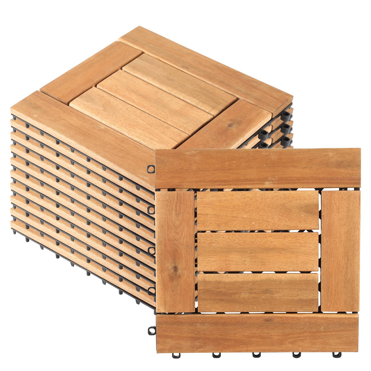 Stapel von ineinander greifenden Holzterrassen-Fliesen, naturbelassene Oberfläche, mit einer aufrecht stehenden Fliese, die ein Paneel-Design zeigt.