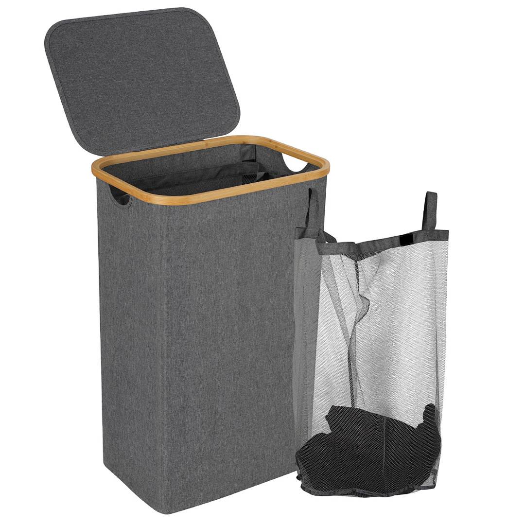 Ein grauer Wäschekorb mit Holzakzent und geöffnetem Deckel neben einer abnehmbaren Netztasche zum Trennen von Wäsche.