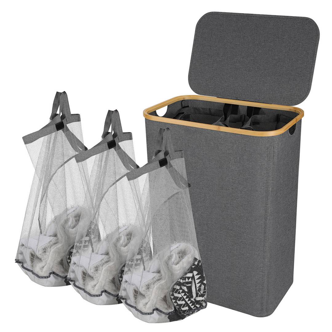 Ein grauer Wäschekorb mit offenerdeckel, mit vier Netzwäschesäcken gefüllt mit Kleidung, bereit zum Waschen.