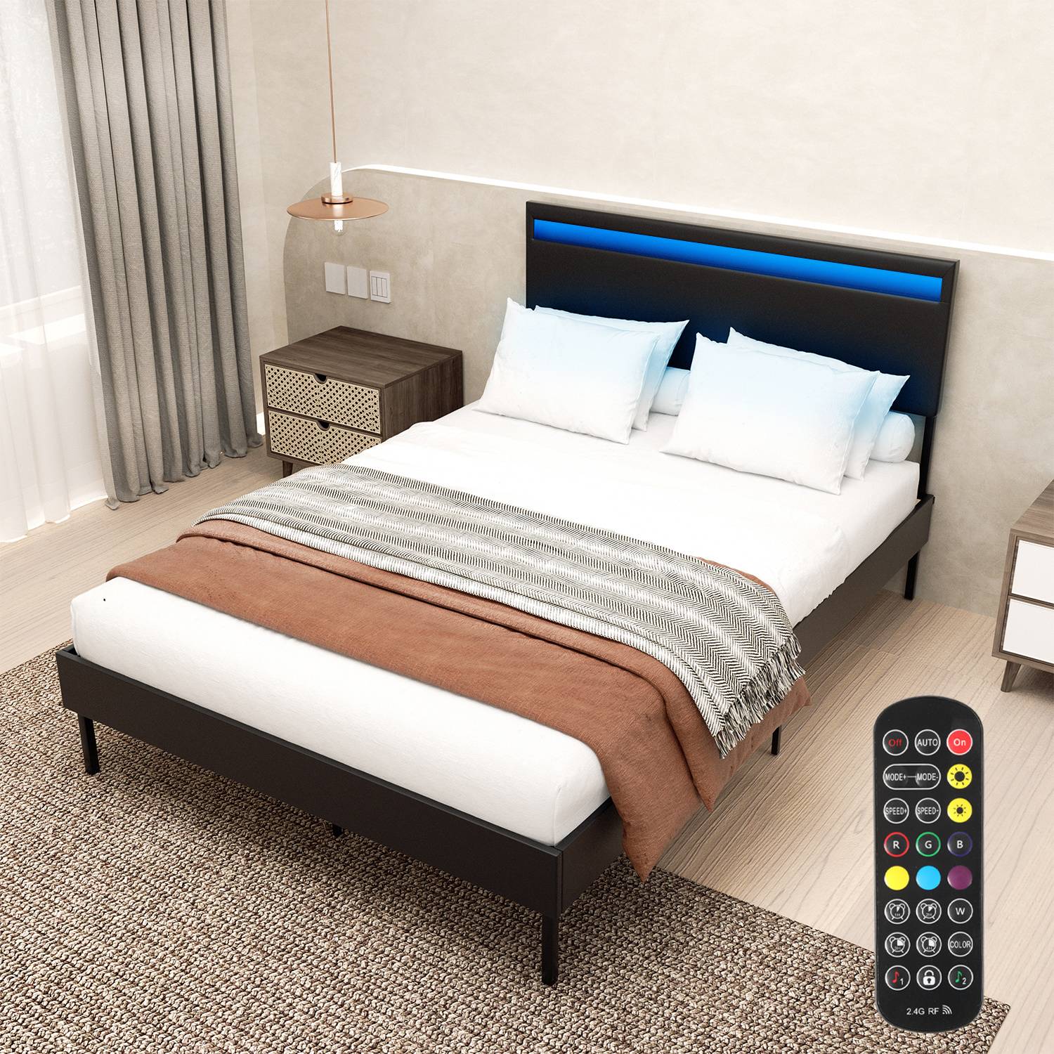 Ein modernes Schlafzimmer mit einem Queensize-Bett mit gepolstertem Kopfteil, zwei weißen Kissen und einer braunen Wurfdecke. Eine Fernbedienung ist sichtbar.