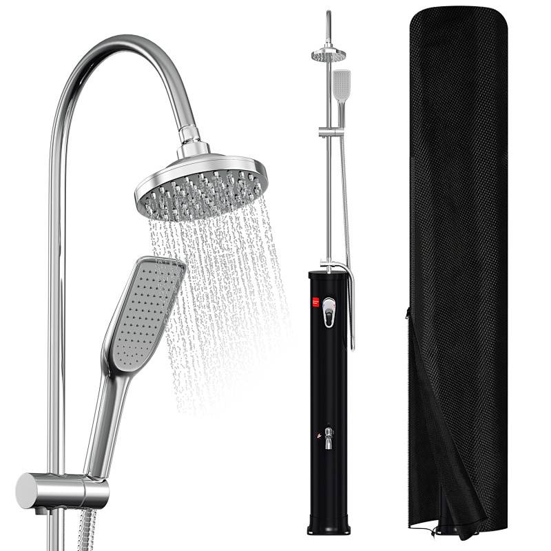 Chromeduschenset mit verstellbarem Duschkopf und tragbarem Handbrauseschlauch. Enthält einen hohen schwarzen Solarwassererwärmer mit angebrachtem Thermometer und Abdeckung.