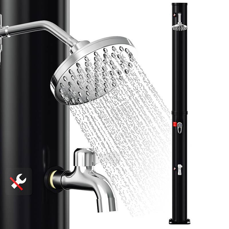 Außendusche mit großem Überkopf-Regenduschkopf und separatem Wasserauslauf an einer schwarzen Säule mit rotem Ventil.