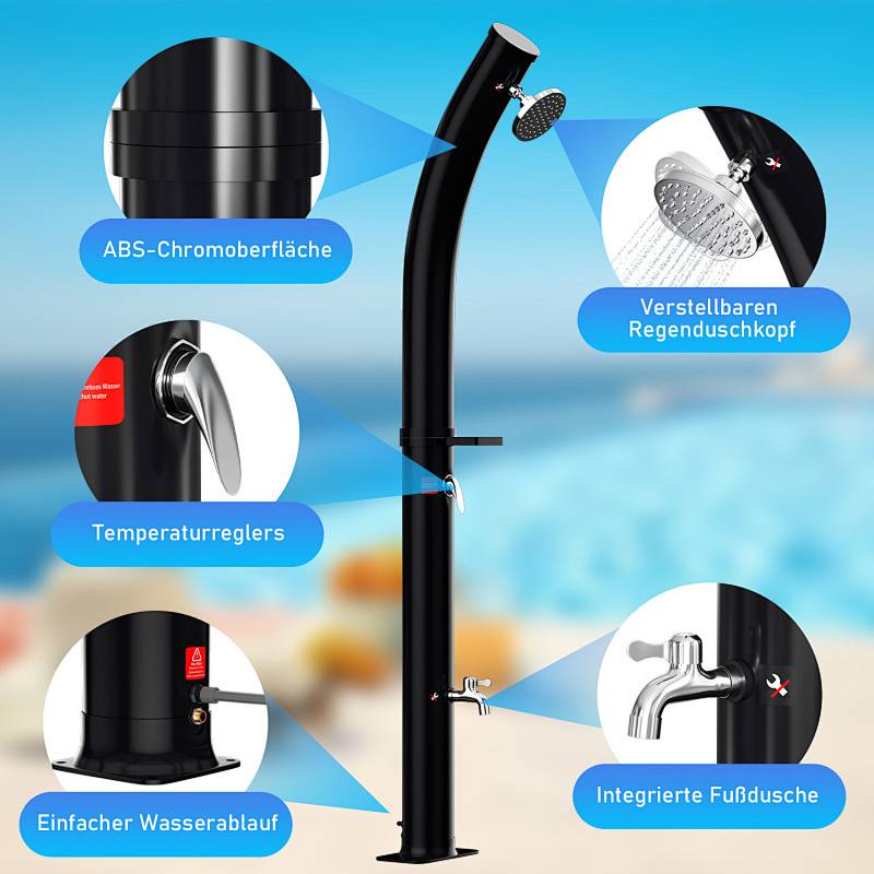 Schwarze Außendusche mit verstellbarem Regenduschkopf, Temperaturregler und integrierter Fußdusche vor Strandkulisse.
