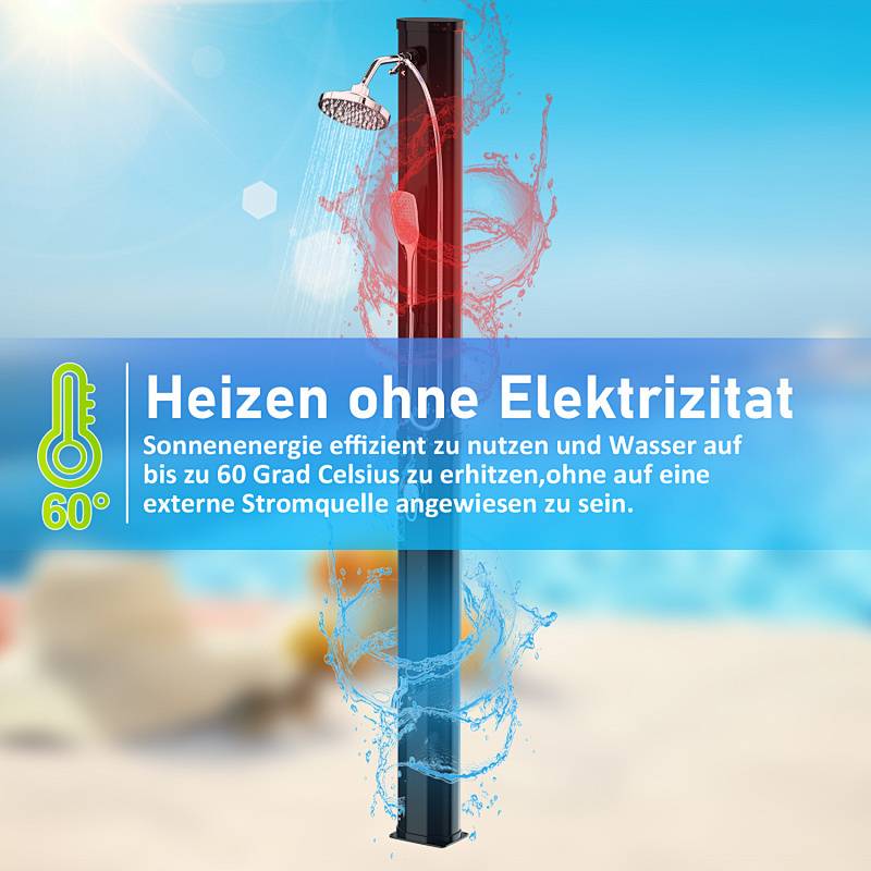 Sonnenenergiebetriebene Dusche erhitzt Wasser auf bis zu 60°C ohne externe Stromquelle. Strandkulisse im Hintergrund.
