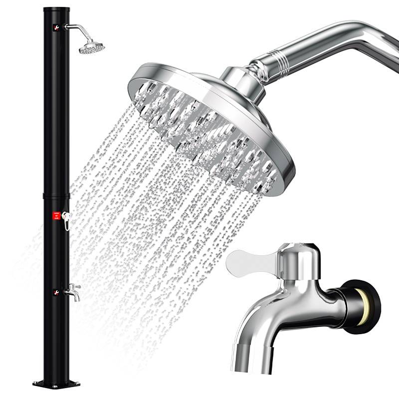 Schwarze Außenduschsäule mit Überkopfbrausekopf und Wasserdurchfluss, neben einem Metallhahn.