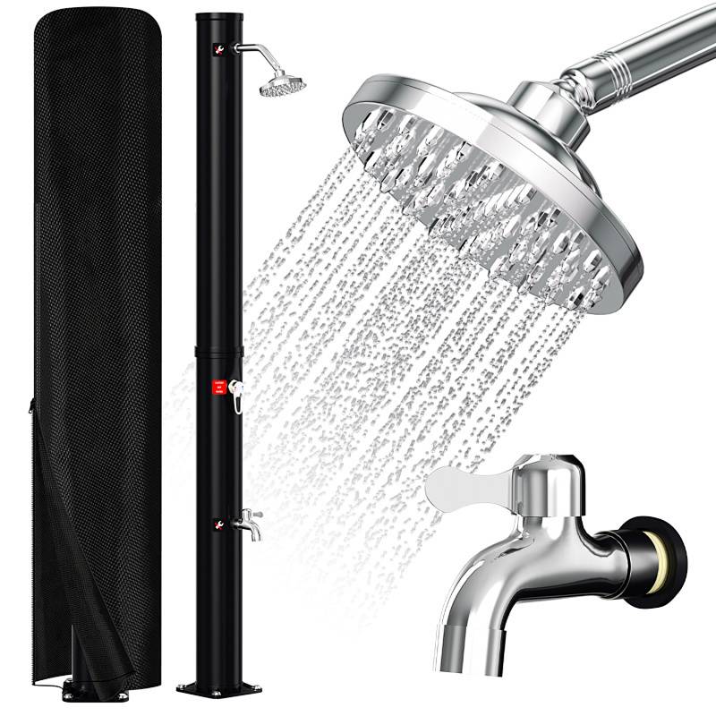 Externe Solardusche mit einer hohen schwarzen Säule, tragbarem Duschkopf, der Wasser sprüht, und silbernem Wasserhahn. Unverzichtbar zum Abspülen am Poolrand.